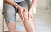 Острая боль под коленом сзади при варикозе: что делать?