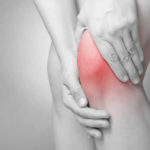 Острая боль под коленом сзади при варикозе: что делать?