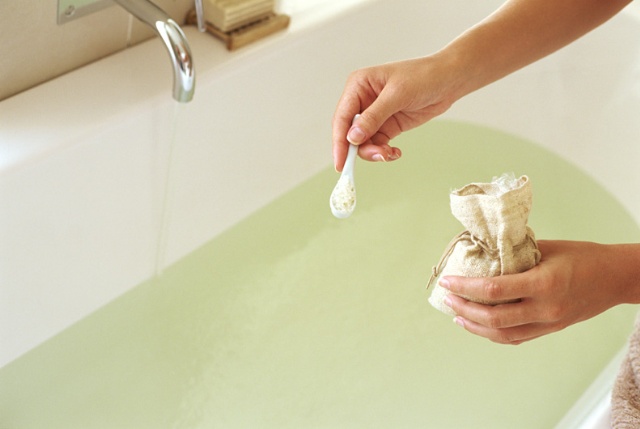 Лечение варикоза солевыми повязками и ваннами с солью